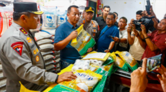 Penggerebekan beras Bulog oplosan di Pekanbaru Riau/Foto: mediacenter.riau